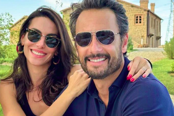 Além de sua carreira artística, Rodrigo Santoro é conhecido por sua discrição em relação à vida pessoal. Ele e a atriz Mel Fronckowiak são casados desde 2016.