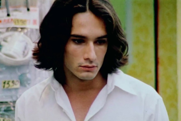 Sua estreia no cinema ocorreu em Bicho de Sete Cabeças (2000), dirigido por Laís Bodanzky, no qual interpreta um jovem internado à força em um hospital psiquiátrico.