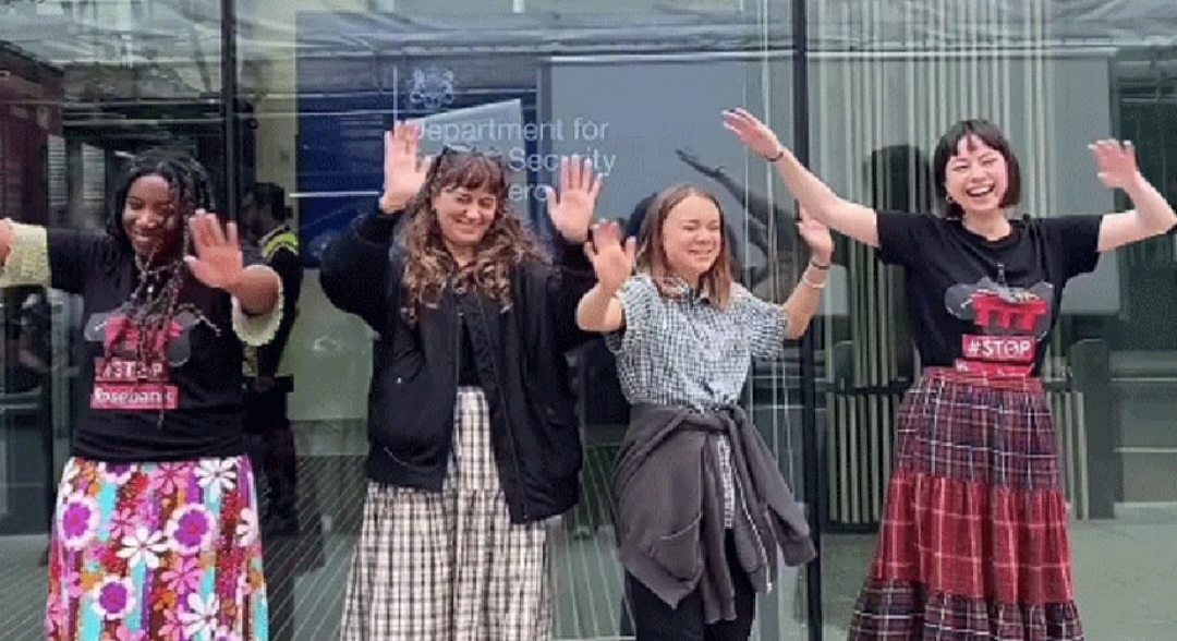 E ela atrai sempre polêmica. Em agosto de 2023, ela  imitou uma cena do filme “Barbie” em que a boneca dá uma festa e pergunta se os amigos já pensaram em morrer. Greta fez isso durante protesto contra a construção de um campo petrolífero no Reino Unido. 
