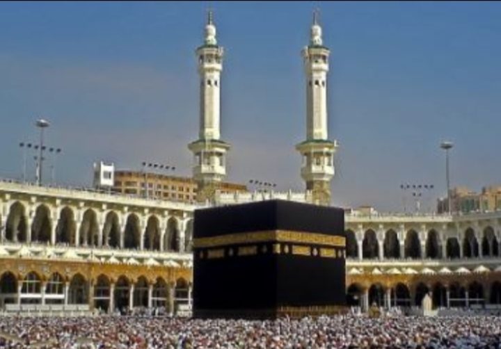 Isso porque a peregrinação a Meca tem que ser feita, pelo menos uma vez na vida, por todos os seguidores do Islamismo que tenham condições financeiras e de saúde para a viagem.