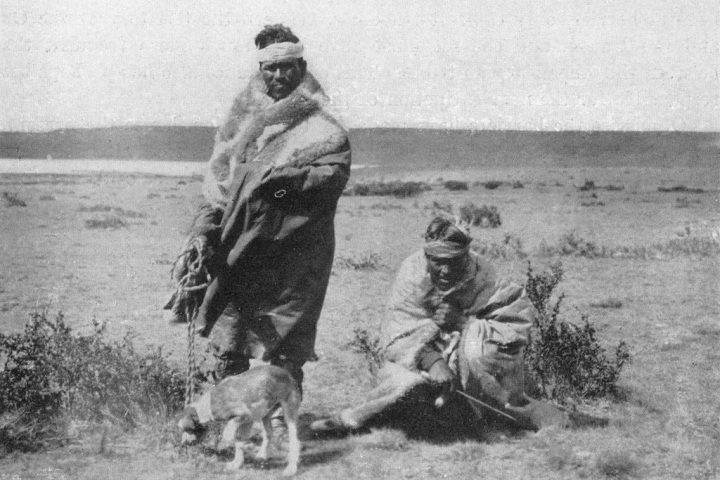 Historicamente, a Patagônia foi habitada por povos indígenas como os tehuelches (foto), mapuches e yámanas, que desenvolveram culturas adaptadas ao ambiente inóspito. 
