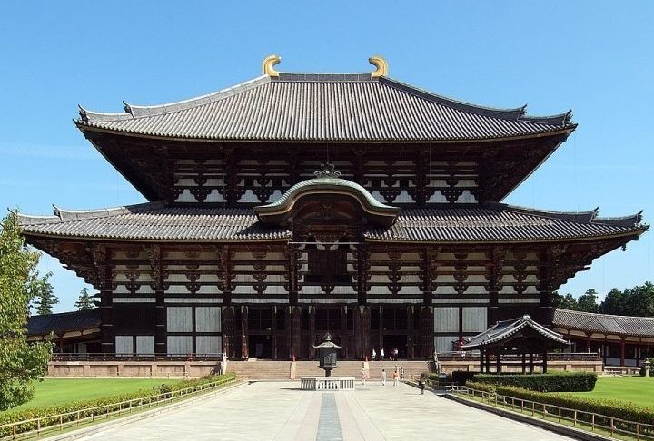 Segundo relatos passados de geração em geração, Ashikaga visitava o templo Todai-ji quando um monge relatou ter avistado um pequeno ser com aparência de dragão, ressecado pelo sol.