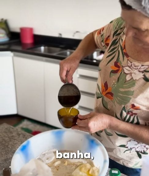 - 1/2 xícara (chá) de banha derretida e 1 frasco de baunilha;