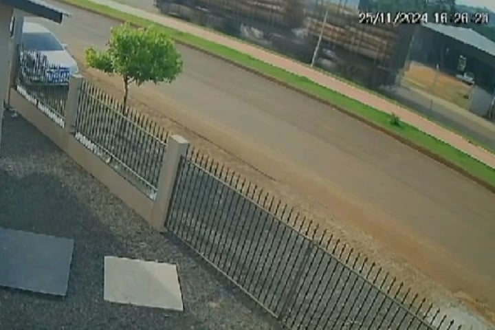 O motorista do caminhão reforçou essa versão à Polícia Militar (PM), alegando que não percebeu os fios se enroscando no veículo e, por isso, continuou o percurso normalmente.