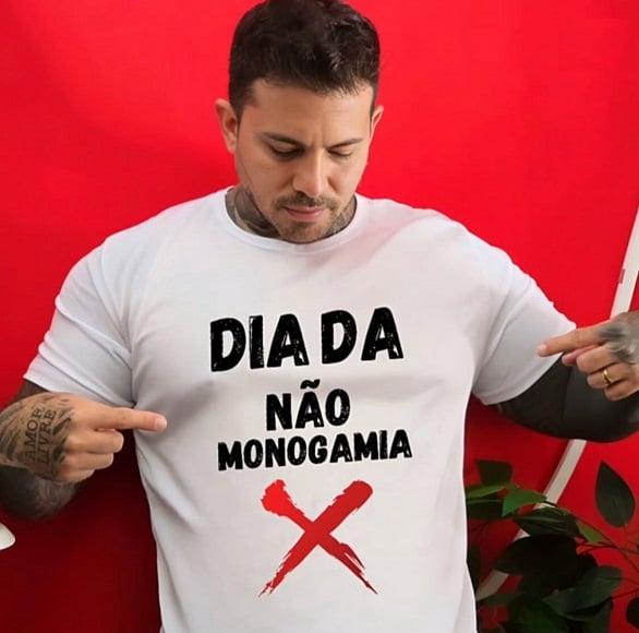 Desde 2021, ele defende publicamente o amor livre e relacionamentos não monogâmicos.