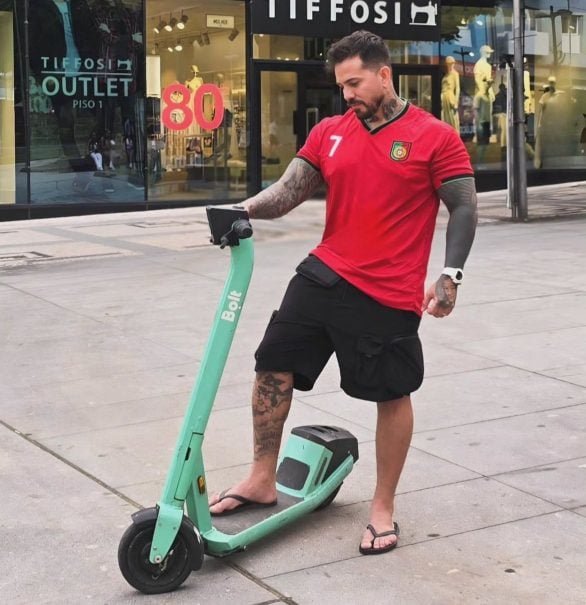 Recentemente, Arthur Urso, que agora vive com apenas quatro mulheres, revelou que planeja se tornar árbitro de futebol profissional.