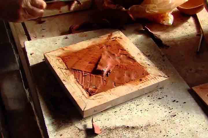 Azulejos são fabricados com argila, que é moldada, seca e queimada em altas temperaturas. Recebem uma camada de esmalte cerâmico para obter cores e padrões antes da segunda queima. Podem conter materiais como sílica, feldspato e minerais que conferem resistência e brilho.