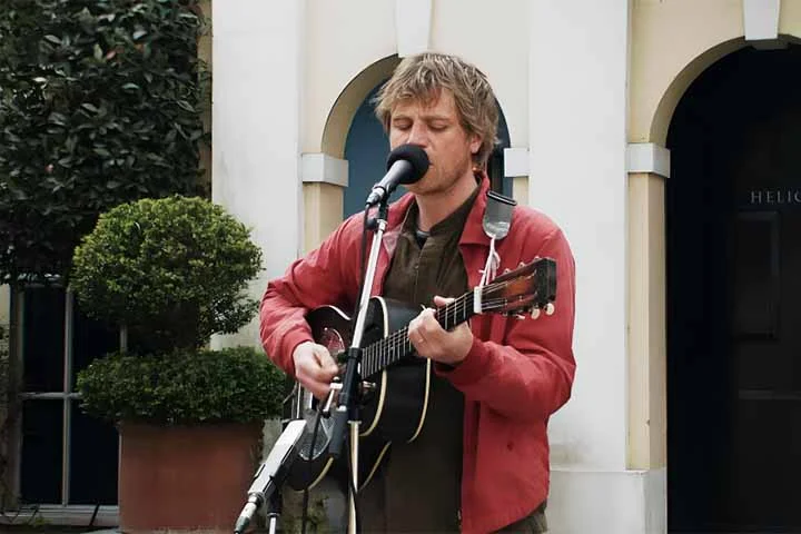 Conhecido por alternar heróis românticos em Emma (2020) e vilões frios em O Alfaiate (2024), o britânico de 42 anos promete camadas de vulnerabilidade ao pai de Draco, recriando a tensão entre ambição e medo que só aparece nas páginas dos livros.