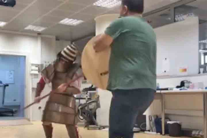 As cenas foram inspiradas em trechos de livros gregos antigos, como “A Ilíada”, de Homero. Nesta obra literária, a armadura de Aquiles, também feita pelo deus Hefesto, é uma representação física da divindade.