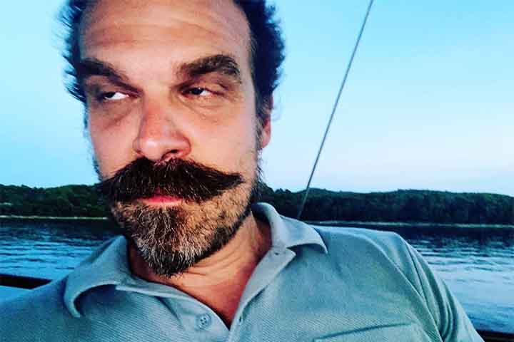 No cinema, um de seus primeiros papéis bem-sucedidos foi como Gregg Beam em “007 - Quantum of Solace” (2008), segundo filme em que Daniel Craig interpretou o famoso agente secreto. 