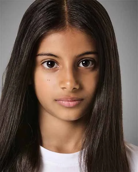 A HBO defende que a escalação passou por testes abertos e sensibilidade cultural, enquanto especialistas lembram que a polêmica ecoa discussões anteriores sobre color-blind casting (seleção de elenco onde a escolha de atores é feita sem levar em conta a cor da pele) em Os Anéis do Poder.