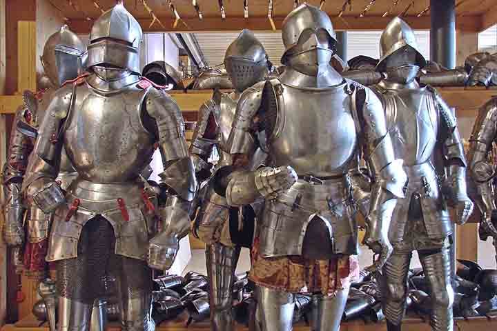 Os pesquisadores também recriaram as condições climáticas da época das batalhas da armadura antiga encontrada. Eles ajustaram a temperatura para 18 a 20ºC, com umidade entre 70% e 80%;.