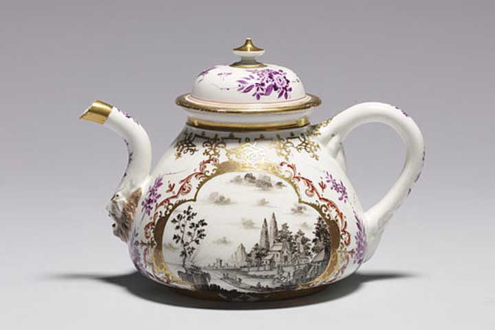 E veio a era Industrial na Inglaterra. Fábricas como Wedgwood modernizaram a produção, tornando a porcelana acessível à classe média europeia.
