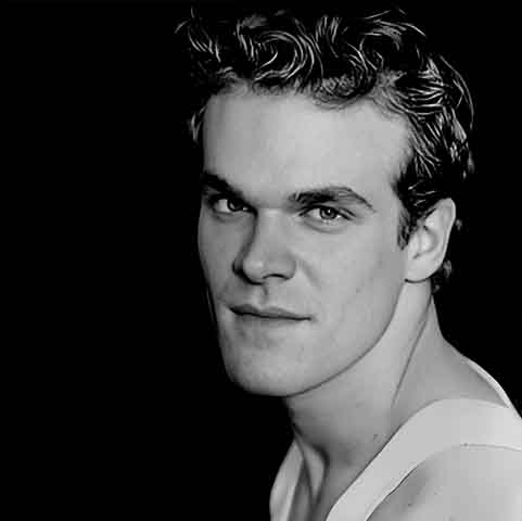 Harbour deu seus primeiros passos profissionais em peças na Broadway, em 1999. No mesmo ano, ele estreou em uma série de televisão ao participar de um episódio de “Law e Order” - com o passar dos anos, ele atuaria em mais quatro episódios da produção da NBC.
