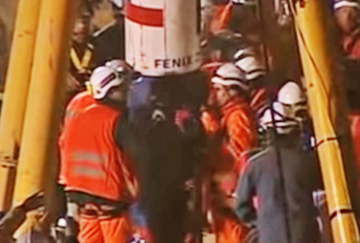 Por esse túnel estreito também foi passado um cabo telefônico e o ministro Laurence Golborne falou com o mineiro Luiz Urzúa. Estamos bem, esperando pelo resgate, ele disse. 