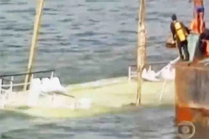 Antes do embarque, o navio chegou a ser interceptado pela Capitania dos Portos para fiscalização às 22h de 31/12/1988. 
