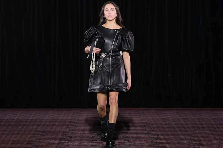 Tanto o produtor executivo David Heyman quanto a própria Powley enfatizam que a série trará nuances de abusos silenciosos presentes nos livros, mas suavizados nos filmes.