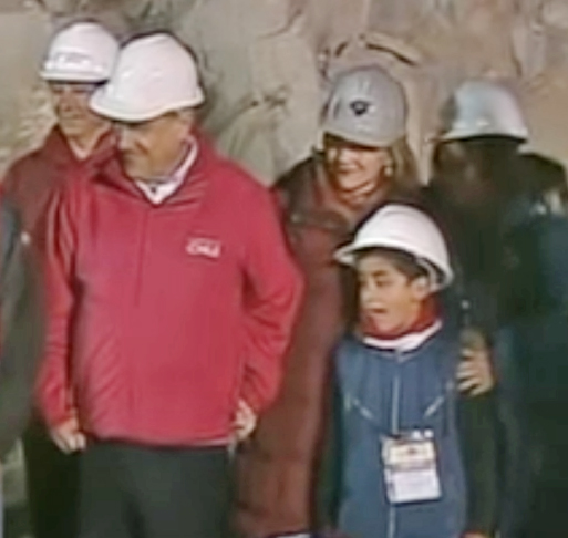 O prazo previsto para a retirada dos mineiros era dezembro, mas uma ideia pôde antecipar para outubro. A perfuradora Schramm T130 escavaria em torno do estreito túnel já existente, tornando-o largo o suficiente para transportar um mineiro dentro de uma cápsula. Isso reduziria em dois meses o prazo de conclusão dos trabalhos - de dezembro para outubro. 