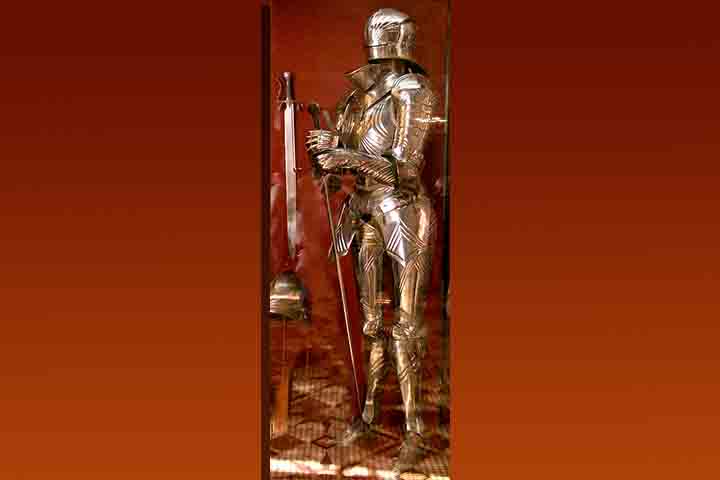 Como Barry Molloy, um arqueólogo que conduziu pesquisas separadas sobre a adequação de combate da armadura Dendra, disse à National Geographic: Sua importância para a compreensão da longa história de desenvolvimento de armas e de guerra não pode ser subestimada”.