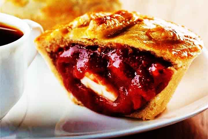 A goiaba é uma fruta rica em fibras que ajuda a regular o açúcar no sangue. Além de que as folhas desse fruto são ricas em polifenóis e triterpenos, compostos que ajudam a modular o metabolismo do glicogênio.