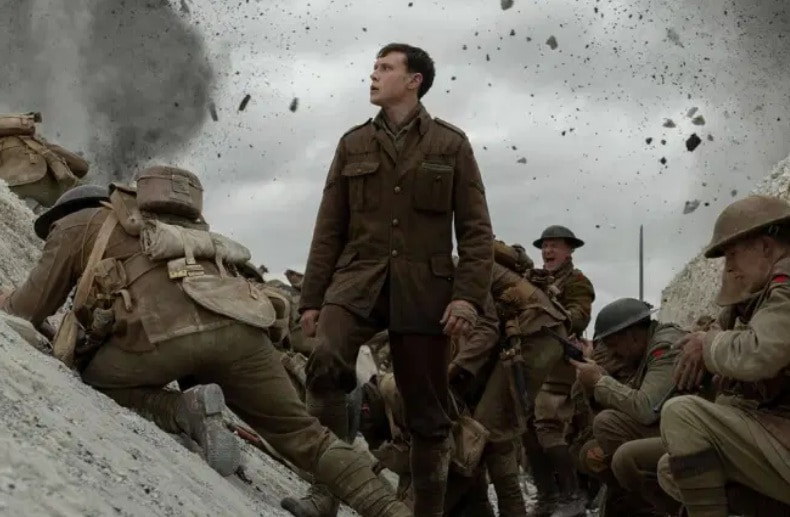 1917 (2020)
Dirigido por Sam Mendes, estrelado por George MacKay, Dean-Charles Chapman e Mark Strong.
Durante a Primeira Guerra Mundial, dois soldados recebem uma missão quase impossível: entregar uma mensagem que pode salvar centenas de vidas. 