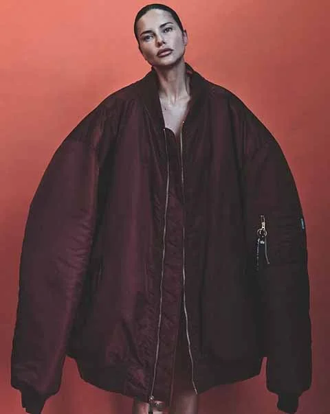 Adriana Lima estampou a capa das mais importantes revistas de moda, como Elle, Vogue, French Revue de Modes e GQ. 
