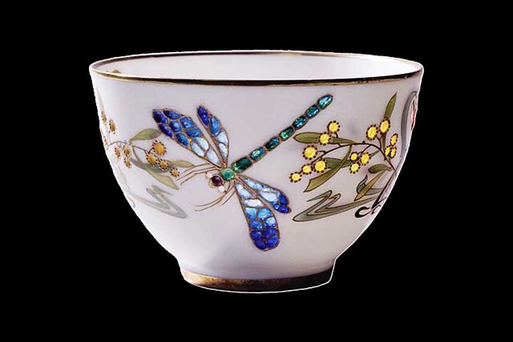  Utilizando caulim de alta qualidade encontrado na região, as peças de Limoges, como pratos, vasos e joias, são frequentemente decoradas com desenhos elaborados e acabamentos em ouro, sendo símbolos de sofisticação e arte.