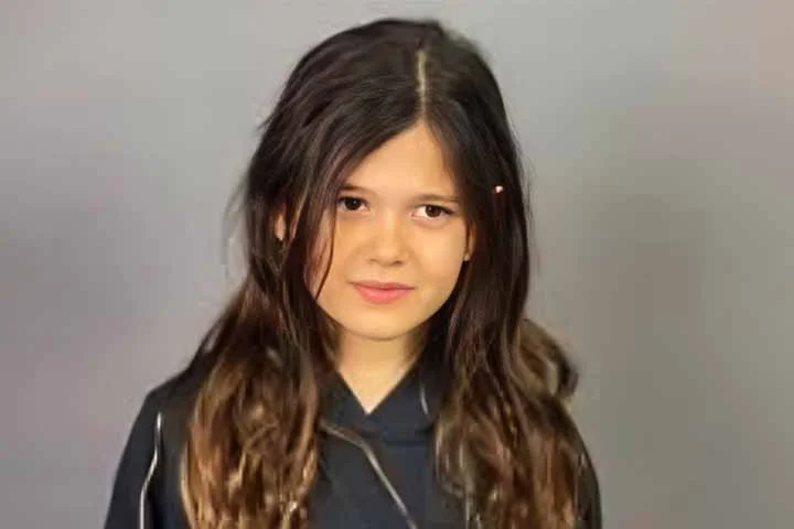 Produtores destacam seu timing cômico impecável - qualidade essencial para equilibrar o humor de Lavender. A jovem atriz disse enxergar a personagem como símbolo de coragem.