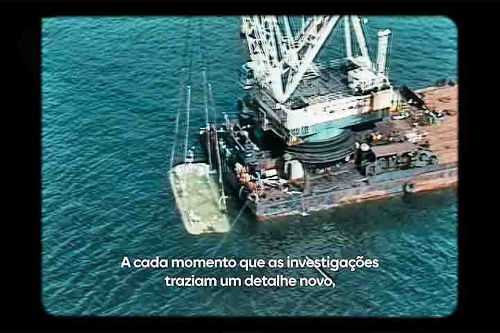 Com três episódios, a série apresenta detalhes do naufrágio da embarcação de turismo, assim como das investigações que sucederam a tragédia. 
