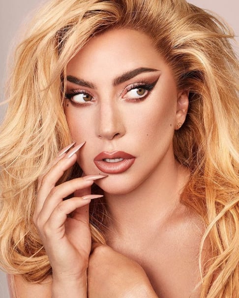 Em 2016, ela lançou seu quinto álbum de estúdio, “Joanne”, que apresenta influências fortes do country e rock.
