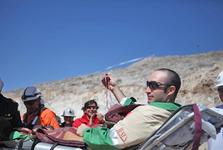 Um por um, os mineiros foram, finalmente, resgatados e encaminhados para tratamento. Imagens impressionantes que comoviam as pessoas e causavam alívio em todos.