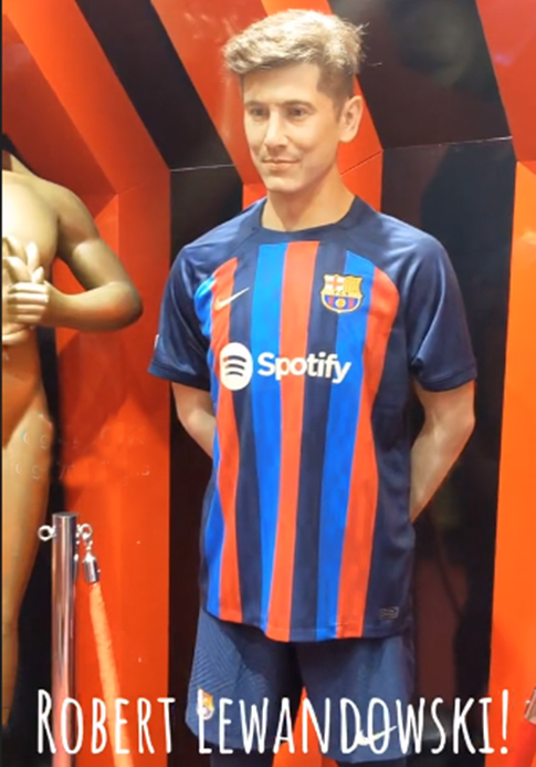 Mas dizem que o capricho ficou por conta do grande ídolo do esporte polonês. O craque do futebol Robert Lewandowski. Quem entende do assunto atesta: parece com ele sim. Então, tá! 