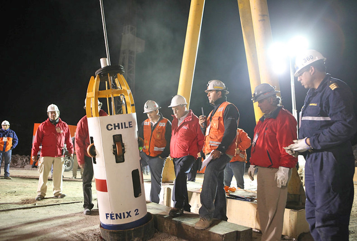 Na superfície, foram instaladas nove sondas de perfuração, Cada máquina perfurava um buraco no solo de 15 centímetros de diâmetro e seguia, com cuidado, para debaixo da terra.