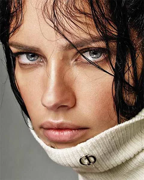 Ela é a modelo que mais vezes desfilou pela Victoria’s Secret (20). Em 2017, ela recebeu o título de Angel mais valiosa da grife.
