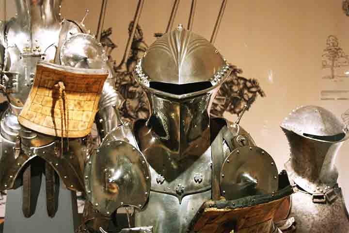 “Desde a sua descoberta, permanece a questão de saber se a armadura era puramente para fins cerimoniais ou para uso em batalha”, disse o pesquisador Andreas Flouris, professor de fisiologia da Universidade da Tessália, na Grécia.