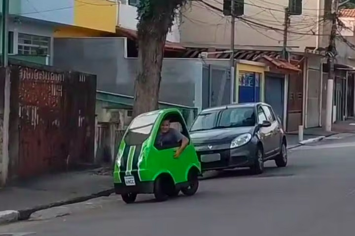 Equipado com motor de 50 cm³ ou 100 cm³, o minicarro atinge até 60 km/h e pode circular em vias urbanas e até rodovias.
