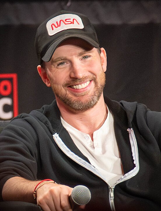 A comédia romântica chegou a quase 90% de aprovação no site Rotten Tomatoes, que agrega críticas de cinema. Na trama, Chris Evans vive o personagem John, em um triângulo amoroso que envolve Lucy (Dakota Johnson) e Harry (Pedro Pascal).
