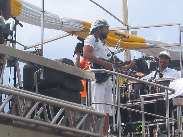 Depois de Gritos de Guerra veio o disco Fé brasileira, com 400 a 450 mil cópias vendidas, que é a média de discos da banda vendidos por ano, ou seja, 4 discos de ouro e um de Platina. O Chiclete fazia experiências com todo estilo de música, do rock ao forró e atraía cada vez mais público.