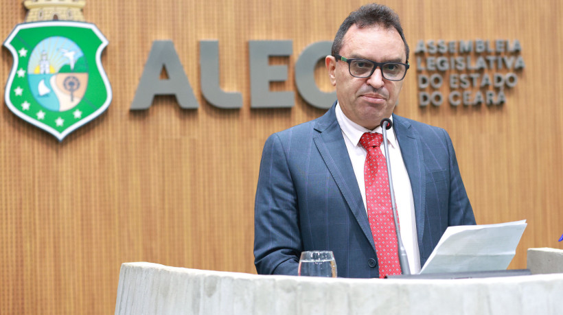 Deputado Pedro Lobo na tribuna da Alece no seu discurso de posse em 12/6/2025