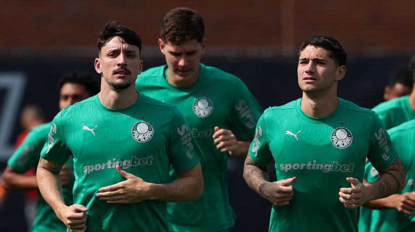 Os jogadores Joaquín Piquerez e Emiliano Martínez (D), da SE Palmeiras, durante treinamento, na Universidade da Carolina do Norte. (Foto: Cesar Greco/Palmeiras/by Canon)