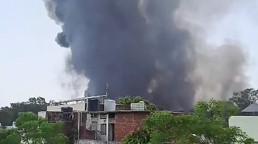 Um avi&atilde;o da companhia Air India com mais de 240 pessoas a bordo caiu nesta quinta-feira em Ahmedabad. O voo, que seguiria para Londres, sofreu o acidente logo ap&oacute;s a decolagem.