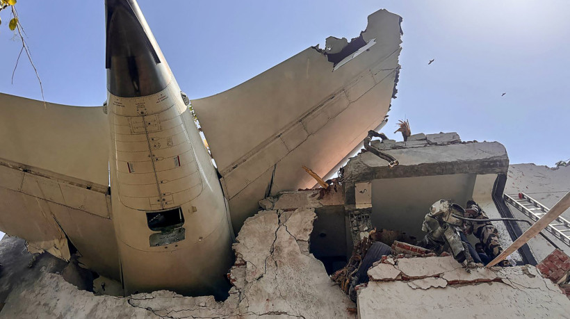 Imagem publicada na conta X (antigo Twitter) da Força Central de Segurança Industrial (CISF), em 12 de junho de 2025, mostra a traseira de um avião da Air India após a queda em uma área residencial perto do aeroporto de Ahmedabad. O avião de passageiros do voo 171 da Air India, com destino a Londres, caiu no oeste da Índia, com 242 pessoas a bordo, disseram autoridades da aviação, no que a companhia aérea chamou de 