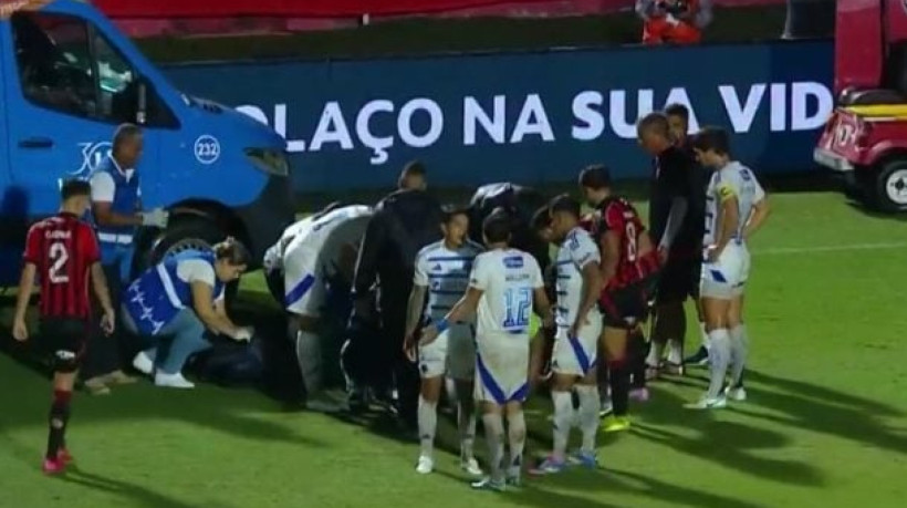 Eduardo, do Cruzeiro, foi expulso após carrinho em Jamerson, no Barradão. Lateral do Leão saiu de ambulância