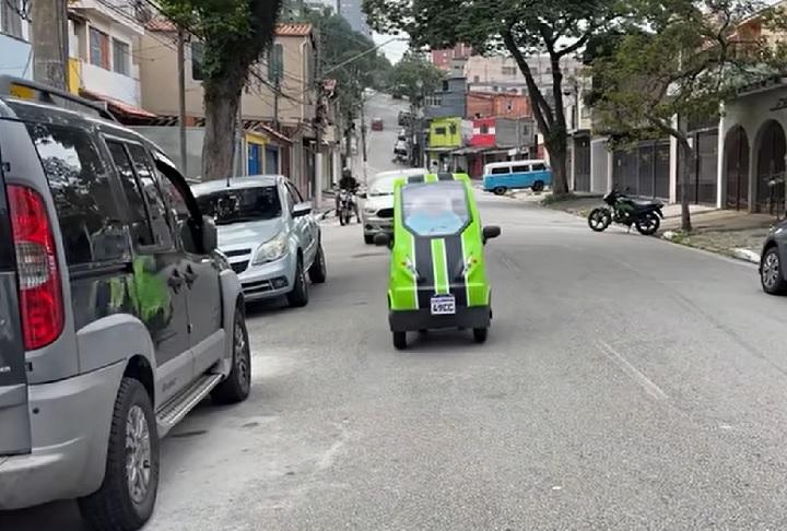 Uma diferença importante em relação ao Peel P50 original é a quantidade de rodas: o modelo inglês tem três, enquanto o Nanico possui quatro, o que oferece mais estabilidade. 