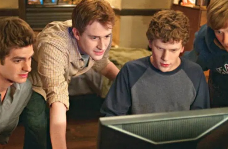 A Rede Social (2011)
Dirigido por David Fincher, estrelado por Jesse Eisenberg, Andrew Garfield e Justin Timberlake.
A criação do Facebook e as disputas legais que se seguiram, explorando ambição, amizade e traição no mundo da tecnologia. 
