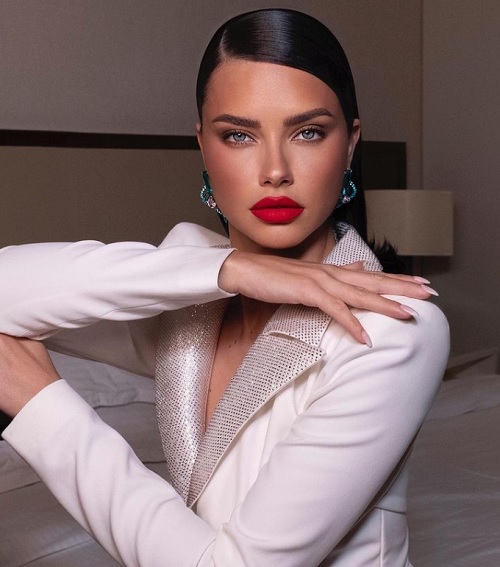 Em 2023, a modelo recebeu uma avalanche de críticas nas redes sociais ao aparecer na pré-estreia do filme “Jogos Vorazes - A Cantiga dos Pássaros e das Serpentes”, em Los Angeles. Os comentários negativos foram por, supostamente, exagerar nos procedimentos estéticos no rosto. 
