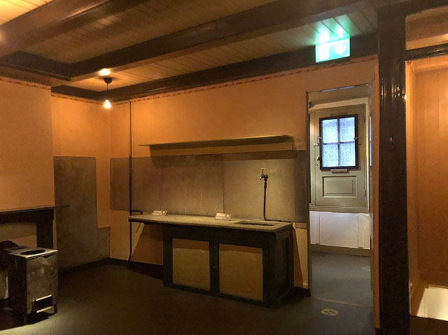 Anne Frank, autora do famoso livro O Diário de Anne Frank narrava sua vida escondida do regime nazista. Durante a II Guerra Mundial, ela e sua família se mudaram para a Holanda. Eles se escondiam no prédio onde ficava o escritório do pai de Anne, no centro de Amsterdã.