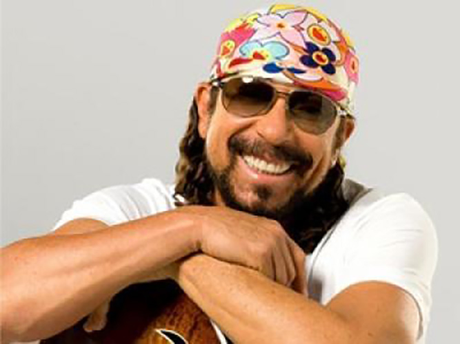 Em 1985, receberam o convite do bloco Os Internacionais, onde tocaram por 5 anos. No ano seguinte, com o lançamento do disco Gritos de Guerra, venderam cerca de um milhão de cópias. Até abril de 1986, o Chiclete com Banana era composto por 8 integrantes. 