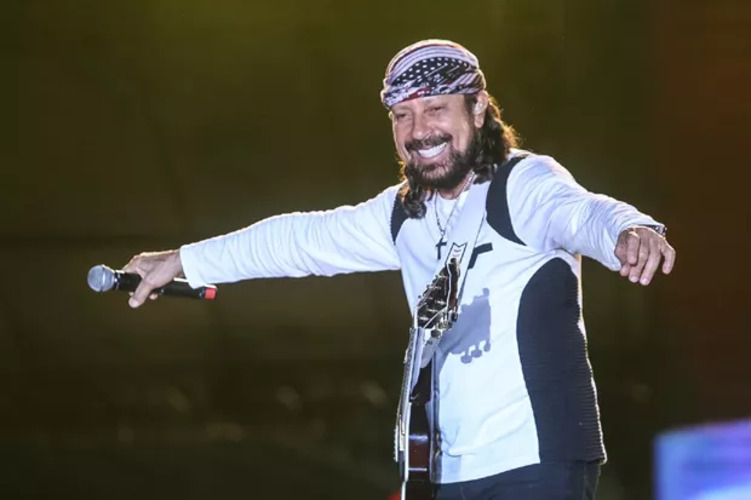 Em 2001, o Chiclete lançou o novo CD Universo Paralelo apostando que este terá, por baixo, 10 hits garantidos em todas as rádios do Brasil. Músicas como Merengueira siga-me, Ela não é não, Nana Rumbeira, Me leva com você e Vêm Nana.