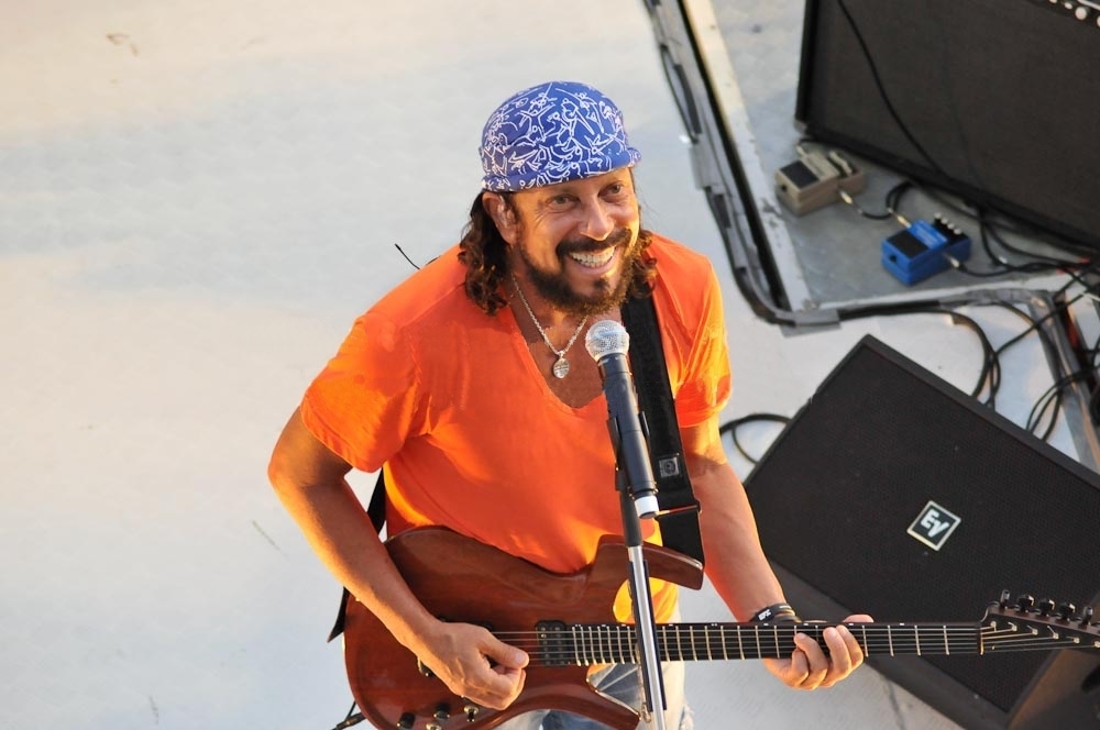 Em 1984, lançaram o LP Energia. O disco teve grande importância, não pela vendagem, mas pela divulgação da música Mistério das Estrelas em todas as rádios baianas. A música foi o primeiro grande salto da banda e a vendagem do disco só não teve boa performance devido a uma decisão da Censura Federal de recolher todos os exemplares que se encontravam nas lojas.